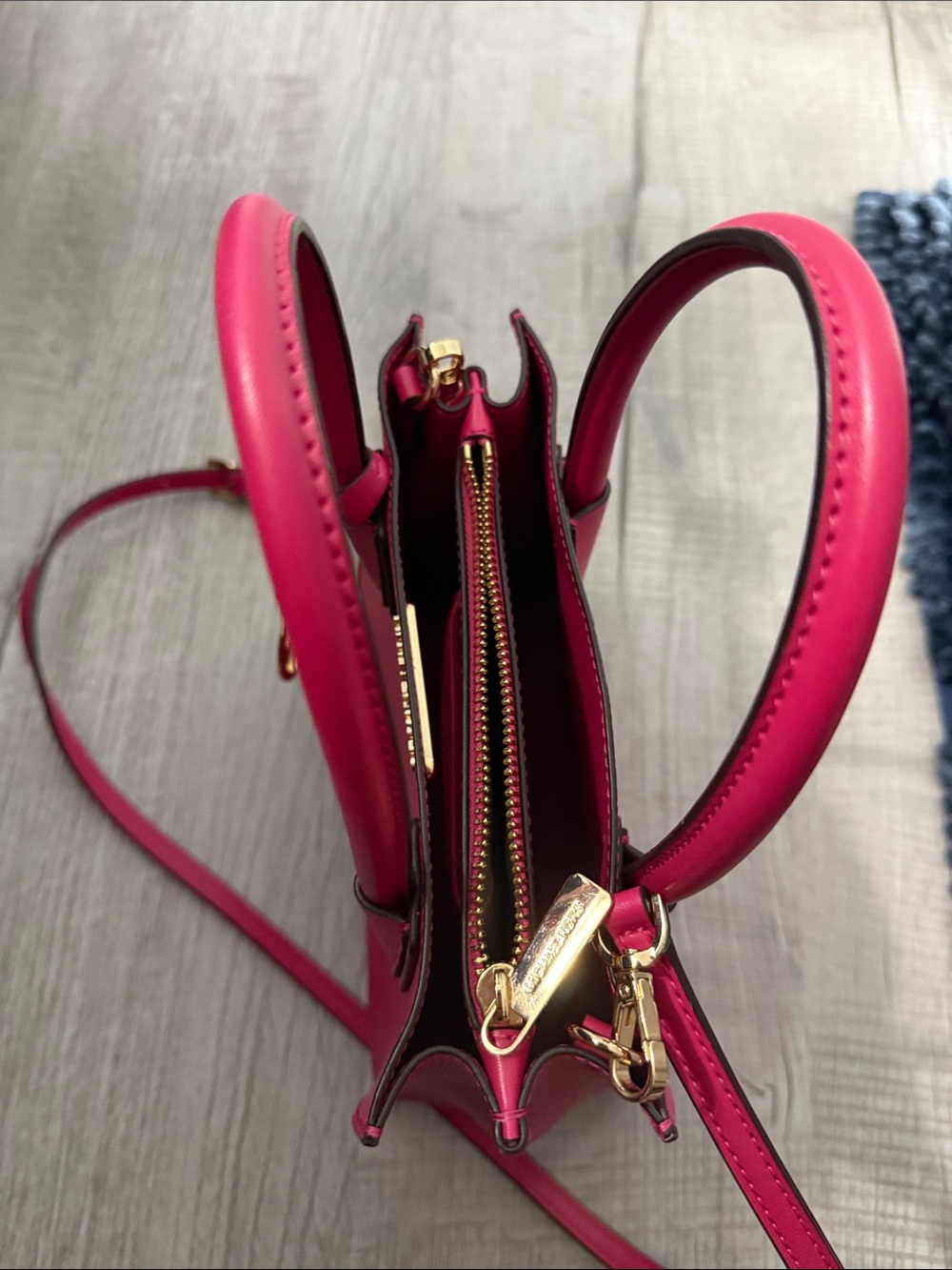 Michael Kors Fuchsia Pebbled Satchel with Gold MK Charm - Picture 3 of 11